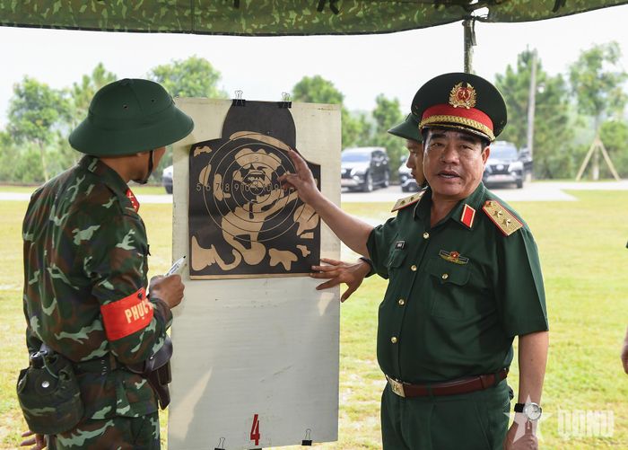 Trung tướng Nguyễn Bá Lực kiểm tra kết quả bắn súng K54 bài 2 nâng cao đối với sĩ quan. Ảnh: TUẤN HUY