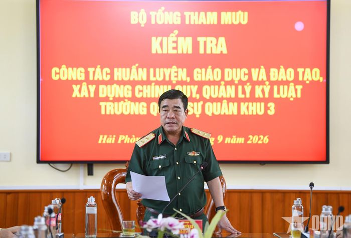 Trung tướng Nguyễn Bá Lực, Phó tổng Tham mưu trưởng chủ trì công tác kiểm tra tại Trường Quân sự Quân khu 3. Ảnh: TUẤN HUY