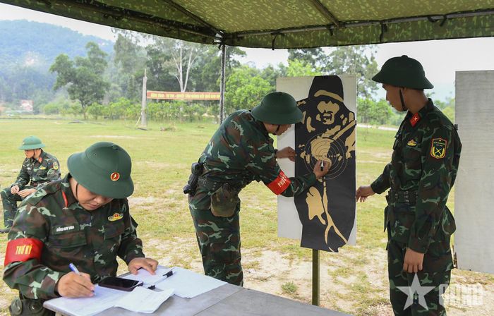 Cán bộ Trường Quân sự Quân khu 3 thực hành bắn súng K54 bài 2 nâng cao. Ảnh: TUẤN HUY