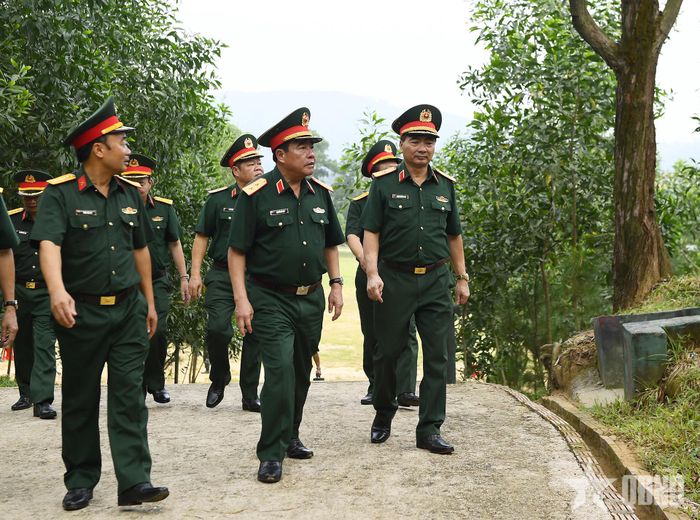 Trung tướng Nguyễn Bá Lực kiểm tra hệ thống thao trường huấn luyện của Trường Quân sự Quân khu 3.