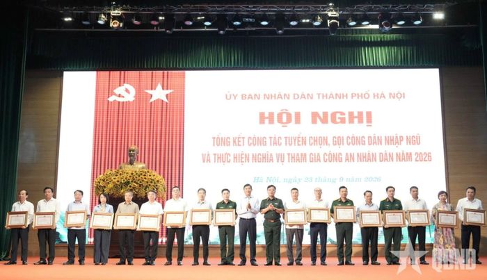 Các tập thể, cá nhân nhận khen thưởng vì có thành tích xuất sắc trong thực hiện công tác tuyển quân năm 2026.