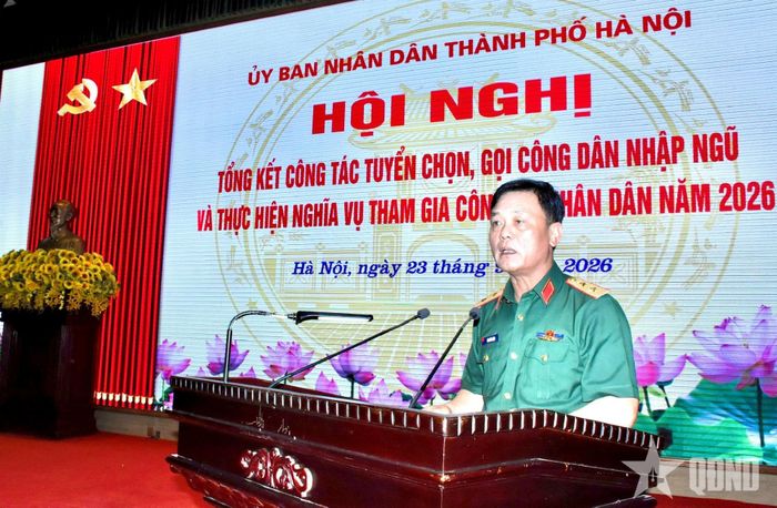 Trung tướng Đào Văn Nhận, Tư lệnh Bộ tư lệnh Thủ đô Hà Nội điều hành phiên thảo luận tại hội nghị.