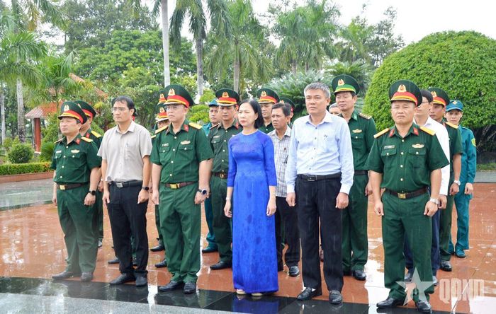  Các đại biểu trước Tượng đài Chiến thắng Ba Gia. 