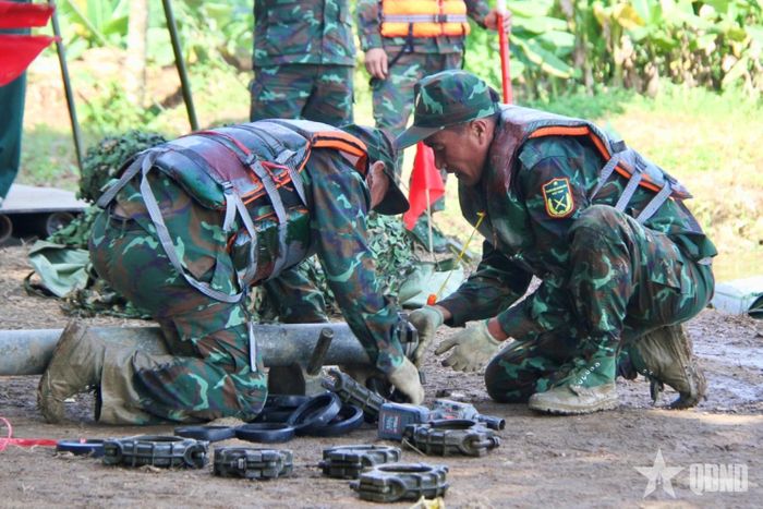 Nội dung thi thực hành lắp ráp, vận hành đường ống dã chiến PMT-100.