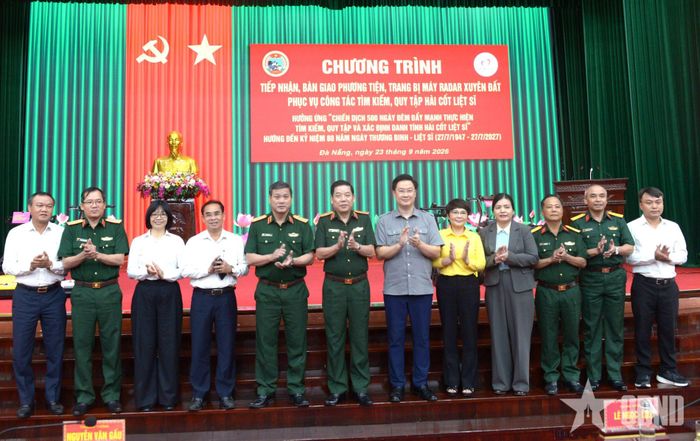 Thượng tướng Nguyễn Văn Gấu và các đại biểu tại Chương trình tiếp nhận, bàn giao phương tiện, trang bị máy radar xuyên đất phục vụ công tác tìm kiếm, quy tập hài cốt liệt sĩ.