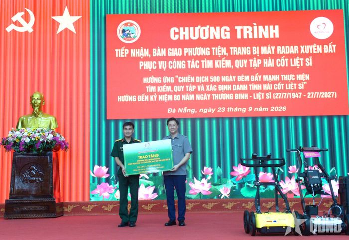Đại diện Quỹ Thiện Tâm (Tập đoàn Vingroup) trao tượng trưng máy radar xuyên đất phục vụ công tác tìm kiếm, quy tập hài cốt liệt sĩ tặng Quân khu 5 và Bộ CHQS TP Huế.