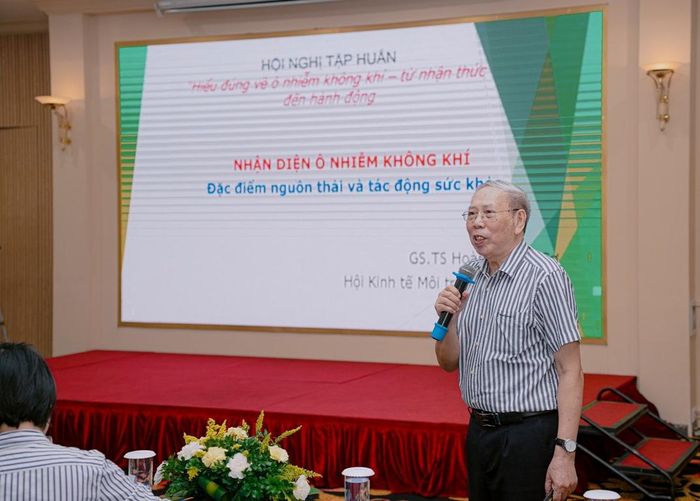 GS, TS Hoàng Xuân Cơ chia sẻ thông tin tại hội nghị.