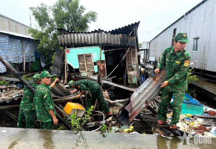 Cán bộ, chiến sĩ Đồn Biên phòng Đất Mũi (Ban chỉ huy Bộ đội Biên phòng tỉnh Cà Mau) giúp người dân khắc phục hậu quả thiên tai.