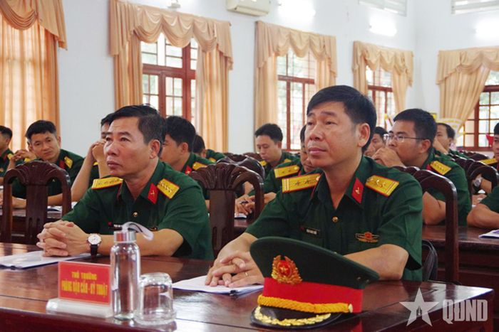 Các đại biểu và thí sinh dự khai mạc.