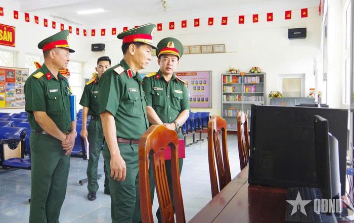 Thiếu tướng Dương Văn Quang kiểm tra hệ thống thiết bị quân sự, đường truyền nội bộ tại Trung đoàn Thông tin 29.