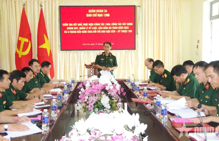 Thiếu tướng Dương Văn Quang, Phó tư lệnh Quân đoàn 34, trưởng đoàn kiểm tra, phổ biến các nội dung kiểm tra tại Kho Hậu cần - Kỹ thuật 789.