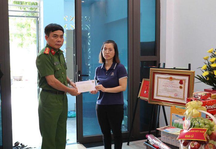 Thượng tá Phạm Huy Đảm, Phó trưởng phòng PCCC & CNCH, Công an tỉnh Hưng Yên trao hỗ trợ tới thân nhân gia đình Trung tá Trần Văn Tùng.