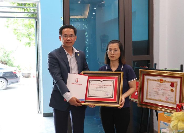 Ông Bùi Xuân Thái, Phó chủ tịch Hiệp hội phòng cháy, chữa cháy và cứu nạn, cứu hộ Việt Nam trao Bằng Tri ân và Ghi công, trao hỗ trợ tới thân nhân gia đình Trung tá Trần Văn Tùng.