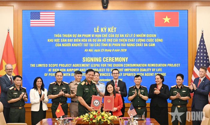 Thượng tướng Nguyễn Trường Thắng và Đại sứ Jennifer Wicks tại lễ ký kết.
