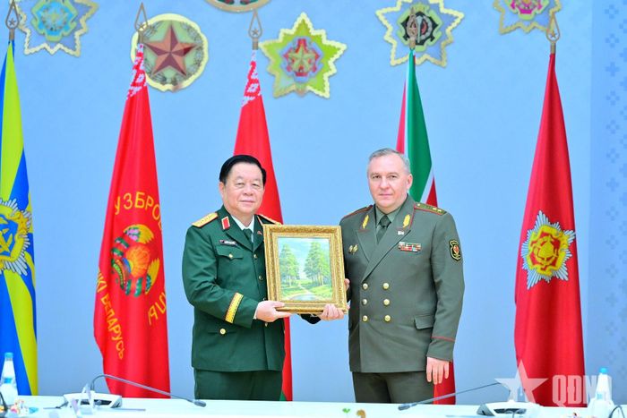 Đại tướng Nguyễn Trọng Nghĩa và Trung tướng Viktor Gennadievich Khrenin trao tặng biểu tượng, tặng phẩm.