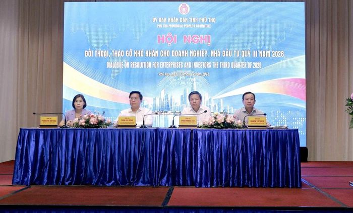 Đồng chí Trần Duy Đông, Chủ tịch UBND tỉnh Phú Thọ (thứ hai, từ trái sang) cùng các đồng chí Phó chủ tịch UBND tỉnh chủ trì hội nghị.