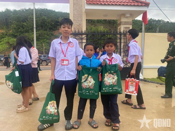 Niềm vui của các em học sinh.