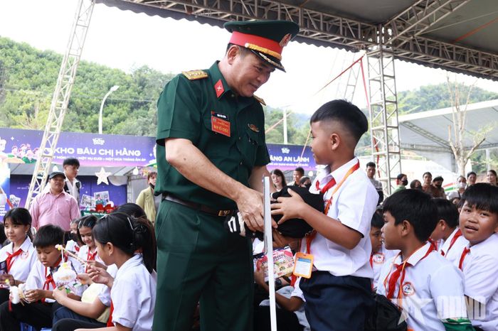 Đại tá Đinh Văn Hưng, Chính ủy Bộ CHQS TP Đà Nẵng động viên các em học sinh.