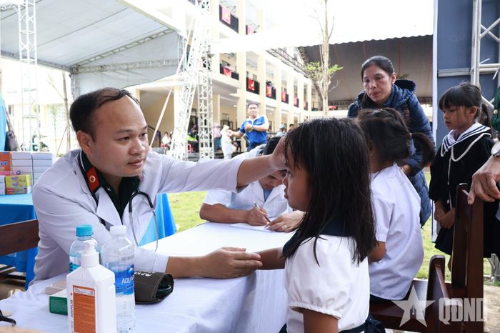 Khám, tư vấn sức khỏe cho các em học sinh.