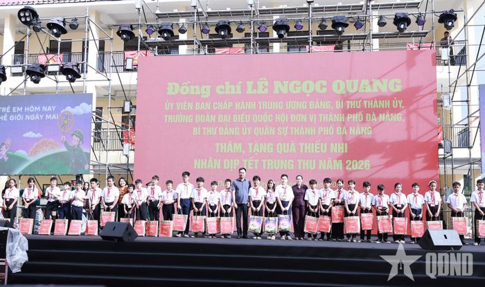 Các đại biểu trao quà tặng các em học sinh.