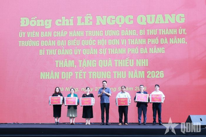 Đồng chí Lê Ngọc Quang, Bí thư Thành ủy Đà Nẵng trao quà tặng đại diện các trường liên cấp.