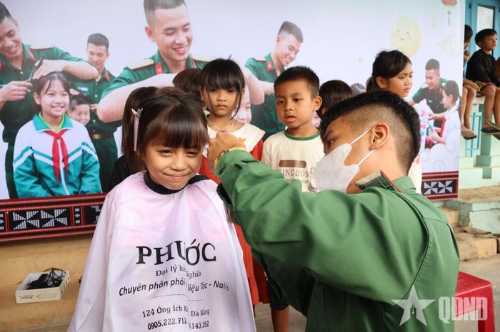 Cắt tóc cho các em nhỏ.