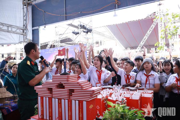 Học sinh hào hứng trong phần giao lưu “Đố vui pháp luật”.
