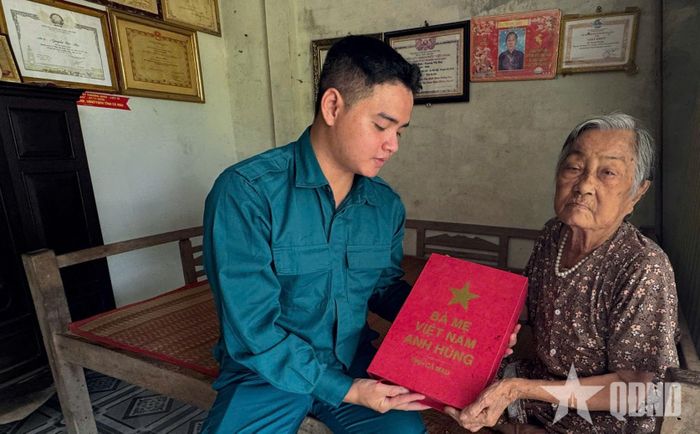 Bà mẹ Việt Nam anh hùng Trương Thị Huệ.
