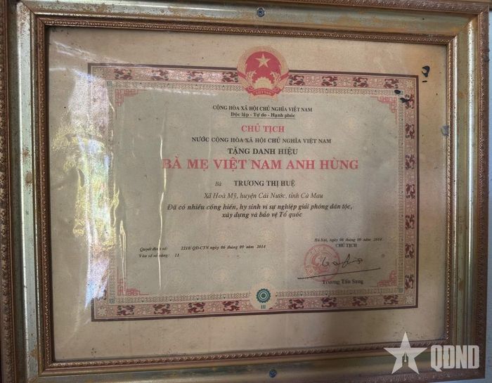 Danh hiệu Bà mẹ Việt Nam anh hùng của mẹ Trương Thị Huệ.