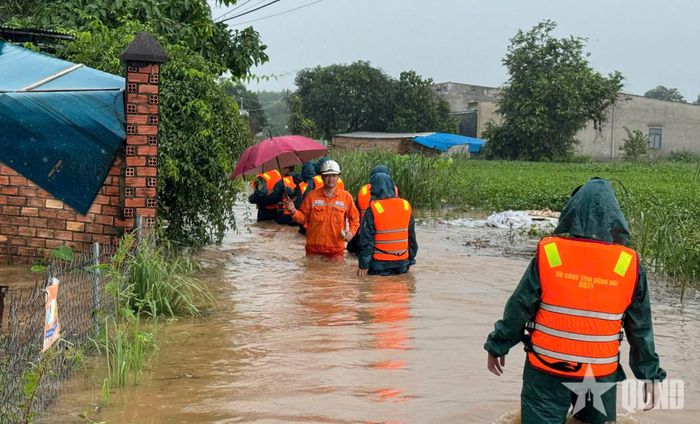 Từ tối 22 đến ngày 23-9, Ban CHQS xã Tân An đã hỗ trợ khoảng 100 hộ dân.