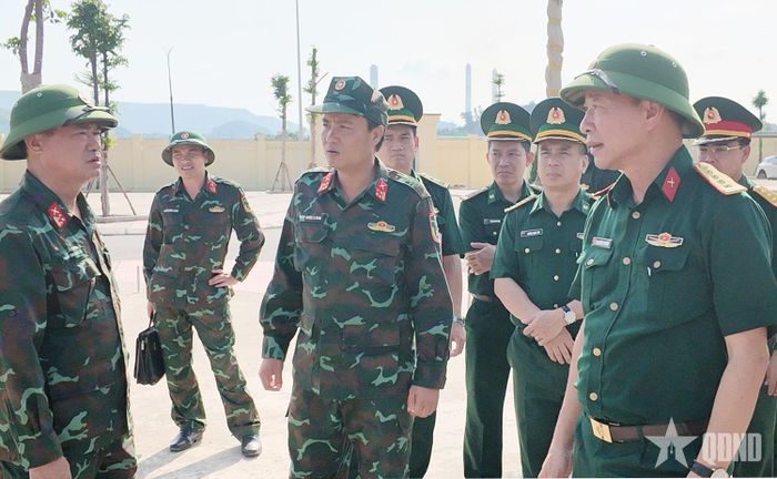 Đoàn công tác kiểm tra công tác chuẩn bị diễn tập tại khu vực thực binh huy động nhân lực tàu thuyền và phương tiện dân sự.