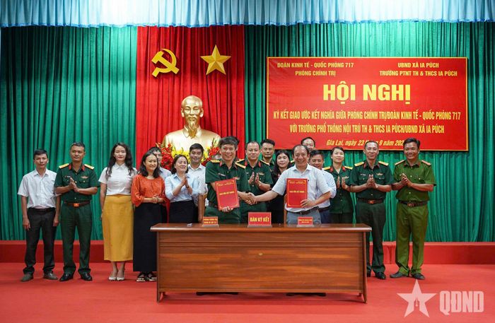 Phòng Chính trị, Đoàn Kinh tế - Quốc phòng 717 và Trường Phổ thông nội trú Tiểu học và THCS Ia Púch ký giao ước kết nghĩa.