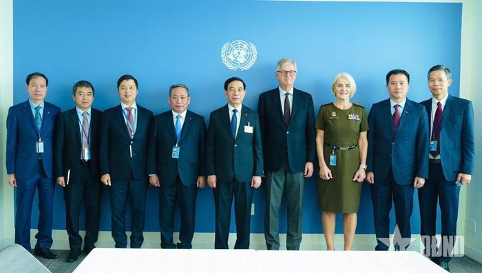  Phó tổng Thư ký Liên hợp quốc Jean-Pierre Lacroix cùng các thành viên trong đoàn.