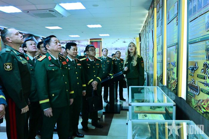 Đại tướng Nguyễn Trọng Nghĩa và Đoàn đại biểu chính trị cấp cao QĐND Việt Nam tham quan Học viện Quân sự Belarus. 