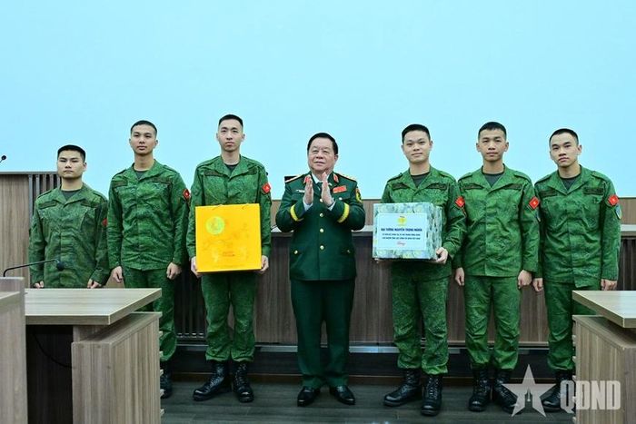 Đại tướng Nguyễn Trọng Nghĩa tặng quà cho các học viên quân sự Việt Nam. 