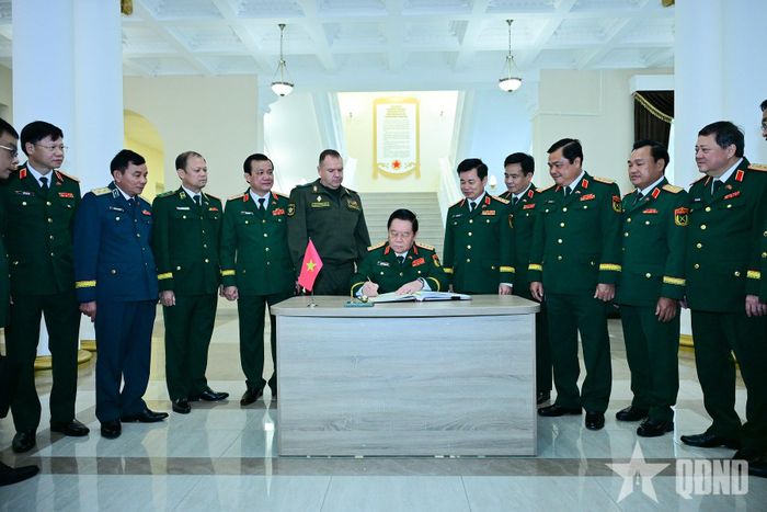 Đại tướng Nguyễn Trọng Nghĩa ghi sổ vàng lưu niệm.
