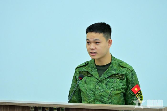Trung sĩ Huỳnh Hồng Anh báo cáo. 