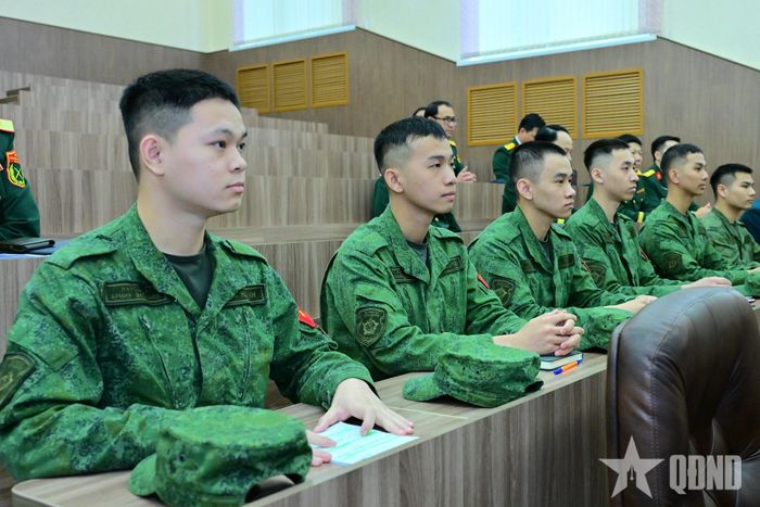 Các học viên quân sự Việt Nam đang học tập tại Học viện Quân sự Belarus.