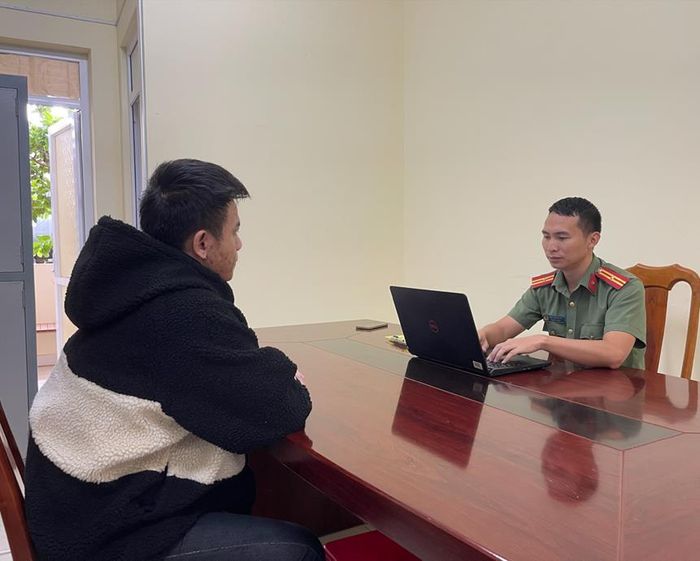 Cơ quan Công an lấy lời khai 2 đối tượng Trung Phương và Nam Phương. Ảnh: CAĐL