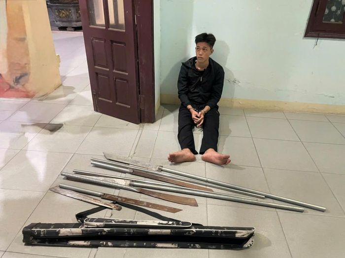 Lực lượng 911 Công an TP Đà Nẵng kịp thời ngăn chặn đối tượng mang hung khí đi hỗn chiến.