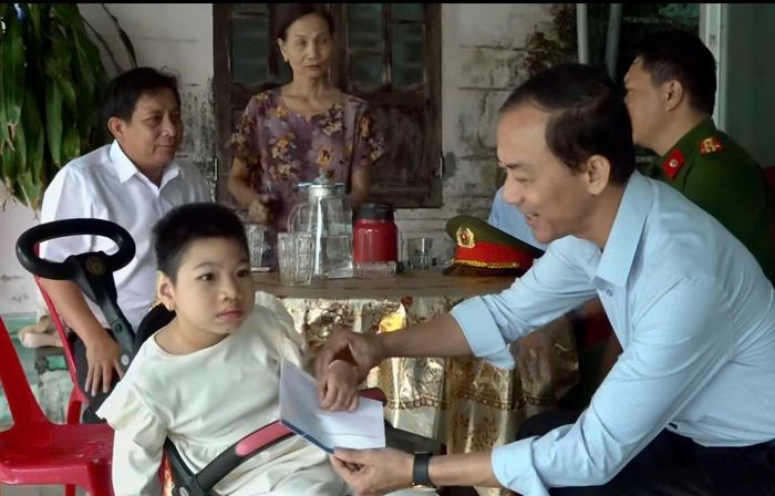 Nhân dịp Tết Trung thu, xã Thăng Điền trao tặng 20 suất quà cho trẻ khuyết tật.