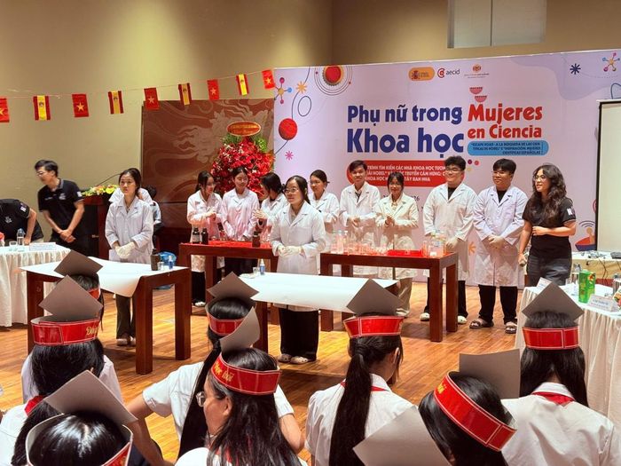 Học sinh Đà Nẵng tham gia hoạt động giáo dục "Khám phá các nhà khoa học" tại triển lãm.