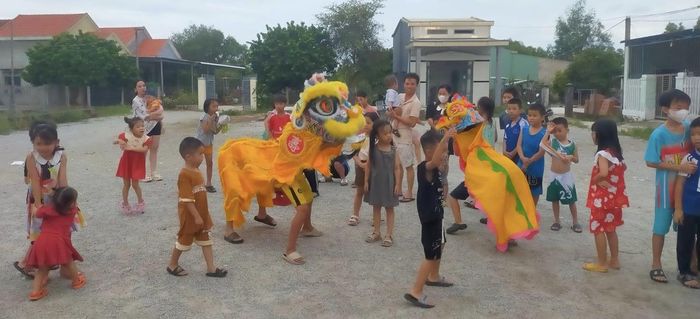 Múa lân vui Trung thu xóm.