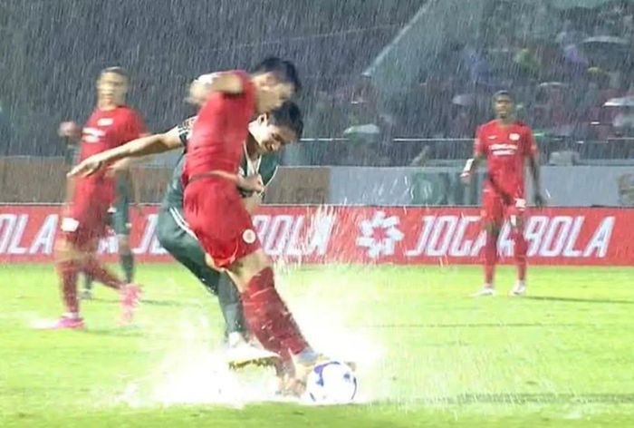 Tình huống Huỳnh Tấn Sinh đá thô bạo vào chân Đình Bắc từ phía sau.
