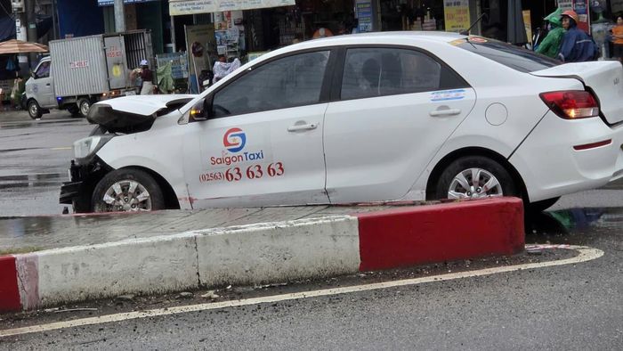Chiếc taxi hư hỏng sau va chạm