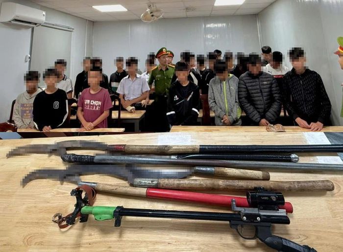 Nhóm thanh thiếu niên và số hung khí liên quan đến vụ việc.