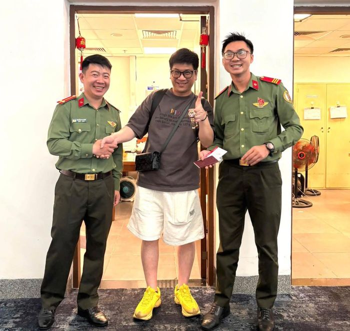 Công an cửa khẩu Cảng hàng không quốc tế Đà Nẵng trao trả chiếc đồng hồ cho ông Long Jianming