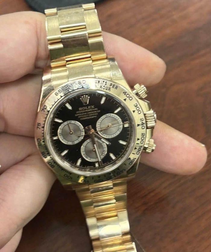 Chiếc đồng hồ thuộc dòng Rolex Cosmograph Daytona 126508-0004, có giá niêm yết hơn 55.000 USD (khoảng 1,6 tỷ đồng)