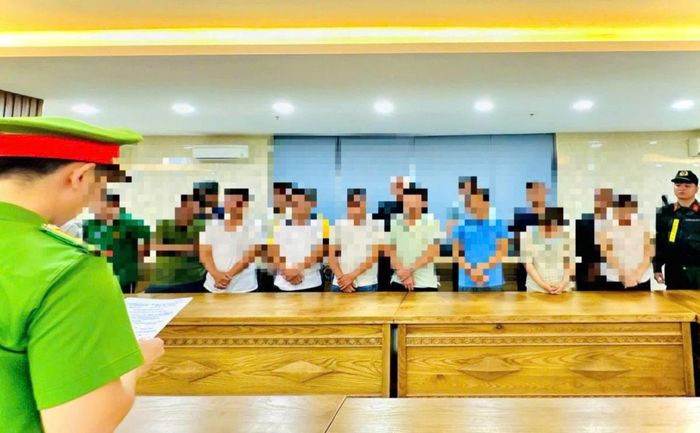 Các đối tượng nghe đọc quyết định khởi tố