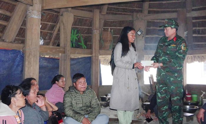 Chỉ huy trưởng Bộ CHQS TP Đà Nẵng tặng quà hỗ trợ, chia sẻ khó khăn với người dân thuộc diện di dời